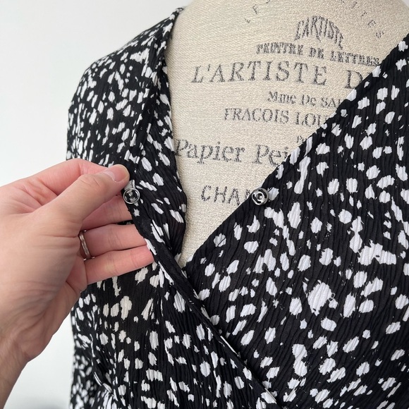 Women V neck long sleeve pleated dress
Size: S - Picture 3 of 7